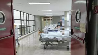 El hospital de la Ribera instala pacientes en un corredor sin cortinas por falta de espacio