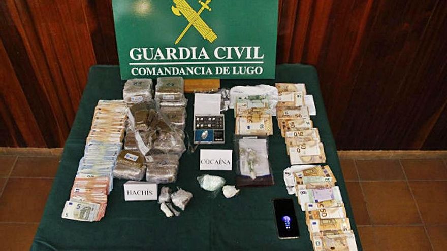 Droga y dinero incautados por la Guardia Civil. | Guardia Civil