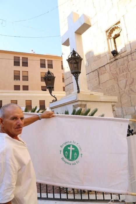 Vecinos de Callosa de Segura llevan 7 meses vigilando para que no retiren la Cruz