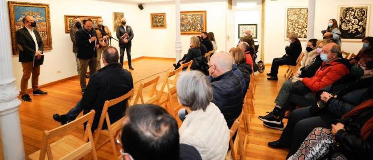 Un instante de la presentación del catálogo de la XV Bienal Pintor Laxeiro, ayer, en el Museo Municipal de Lalín. |   // BERNABÉ/JAVIER LALÍN