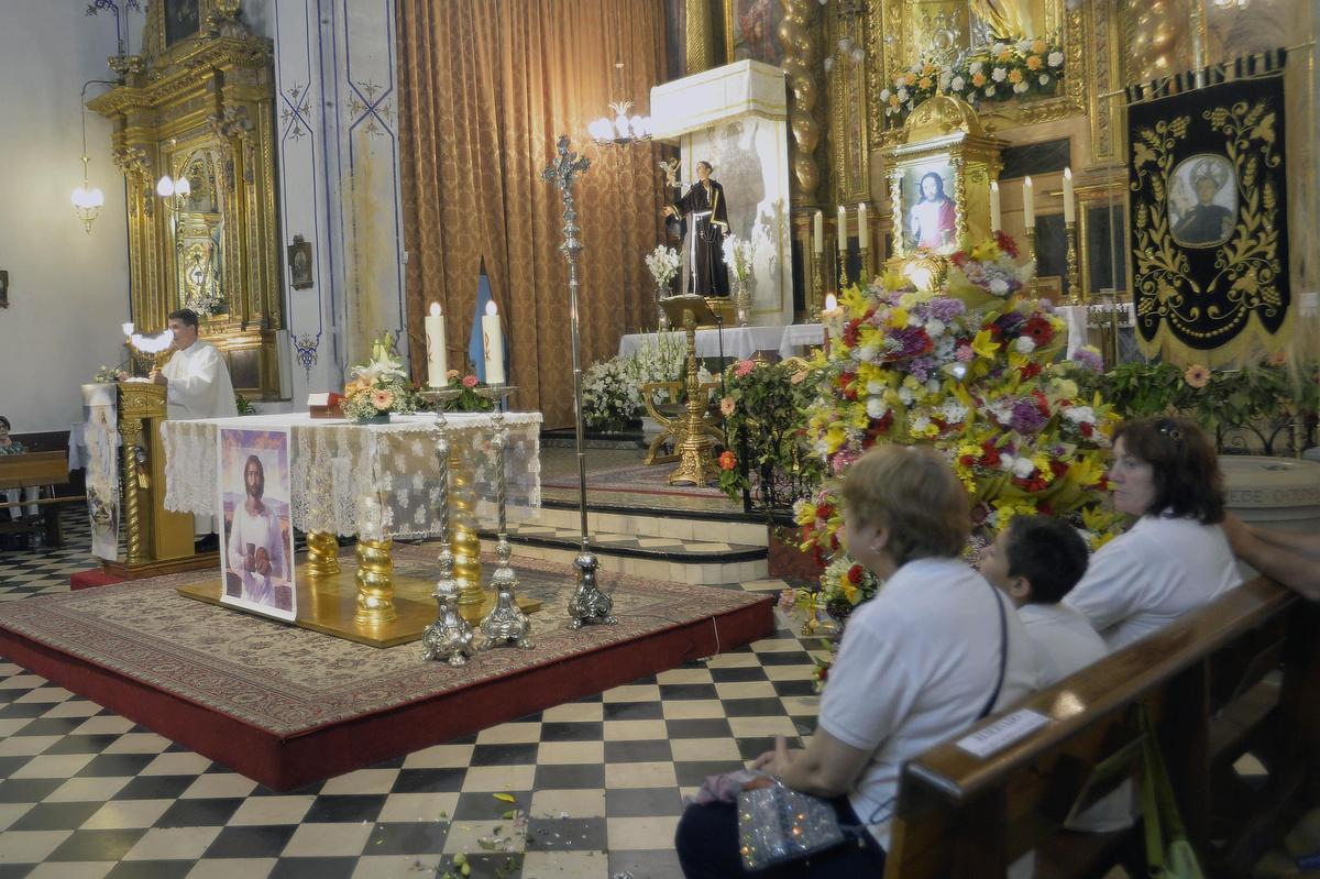 Una misa en las fiestas de San Pascual, en el barrio de San José