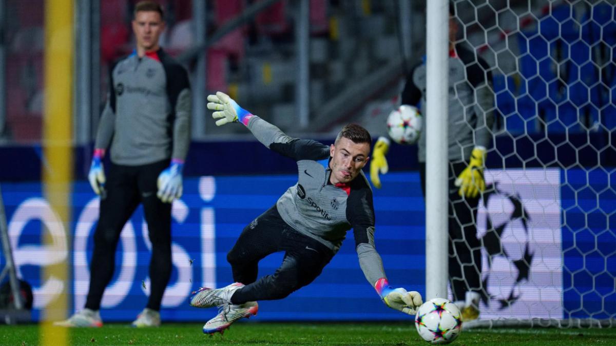 Iñaki Peña y Ter Stegen en el campo del Viktoria Plzen