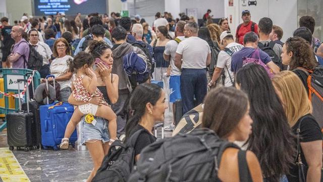 Ambient a l’estació de tren de Sants ahir diumenge, durant la incidència que va durar 10 hores. | MANU MITRU