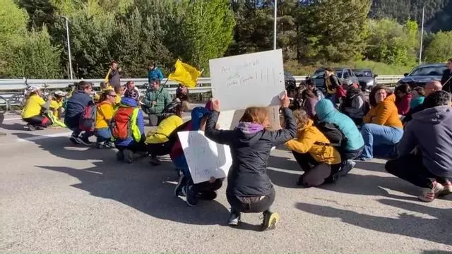 Els sindicats educatius tallen la carretera C-16 a l'altura de la boca nord del túnel del Cadí