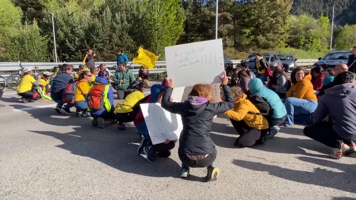 Els sindicats educatius tallen la carretera C-16 a l'altura de la boca nord del túnel del Cadí