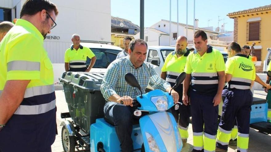 El alcalde de Pizarra, Félix Lozano (PP), prueba uno de estos triciclos en presencia de varios operarios.
