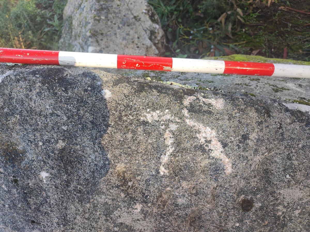 Un detalle de las raspaduras y daños registrados por la Dirección Xeral de Patrimonio Cultural en su inspección al petroglifo de A Bufúa.