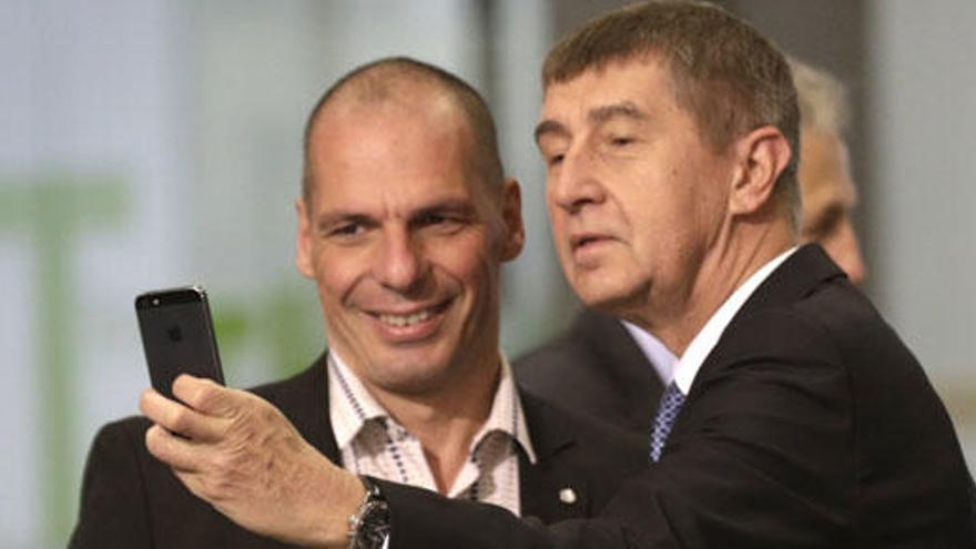 El ministro checo de Finanzas se hace un &#039;selfie&#039; con Varufakis.