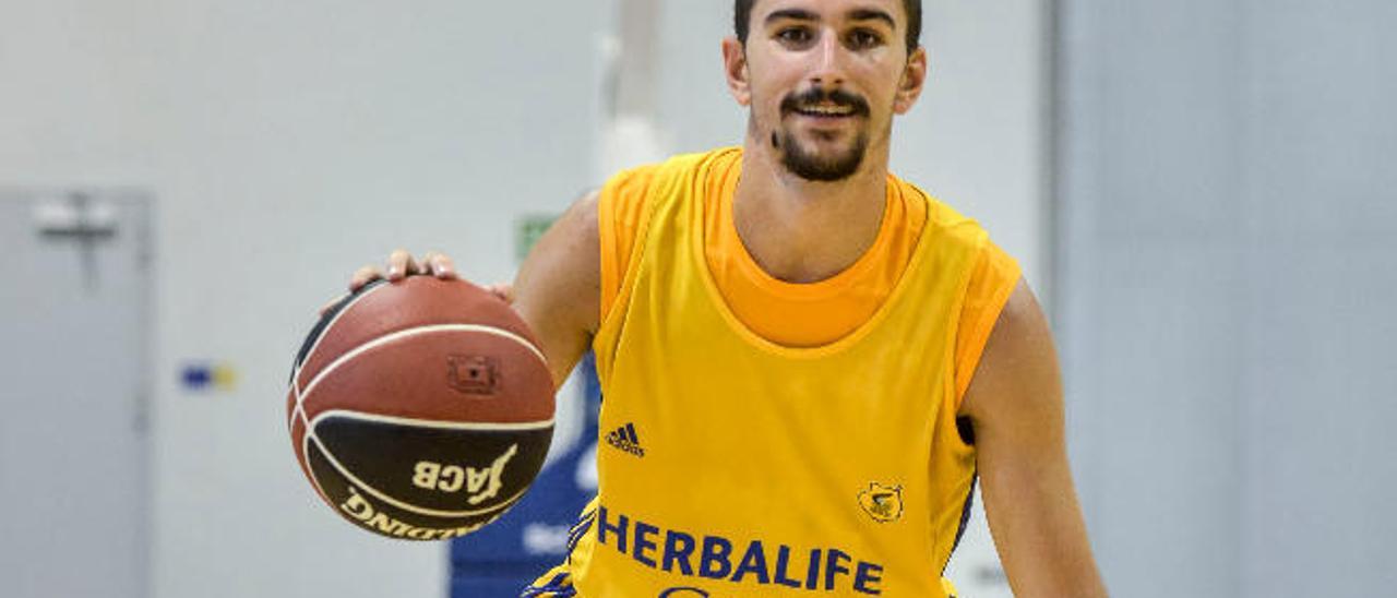 El base Javi López, canterano del Granca, posa con dos balones en la Sala Club del Gran Canaria Arena.