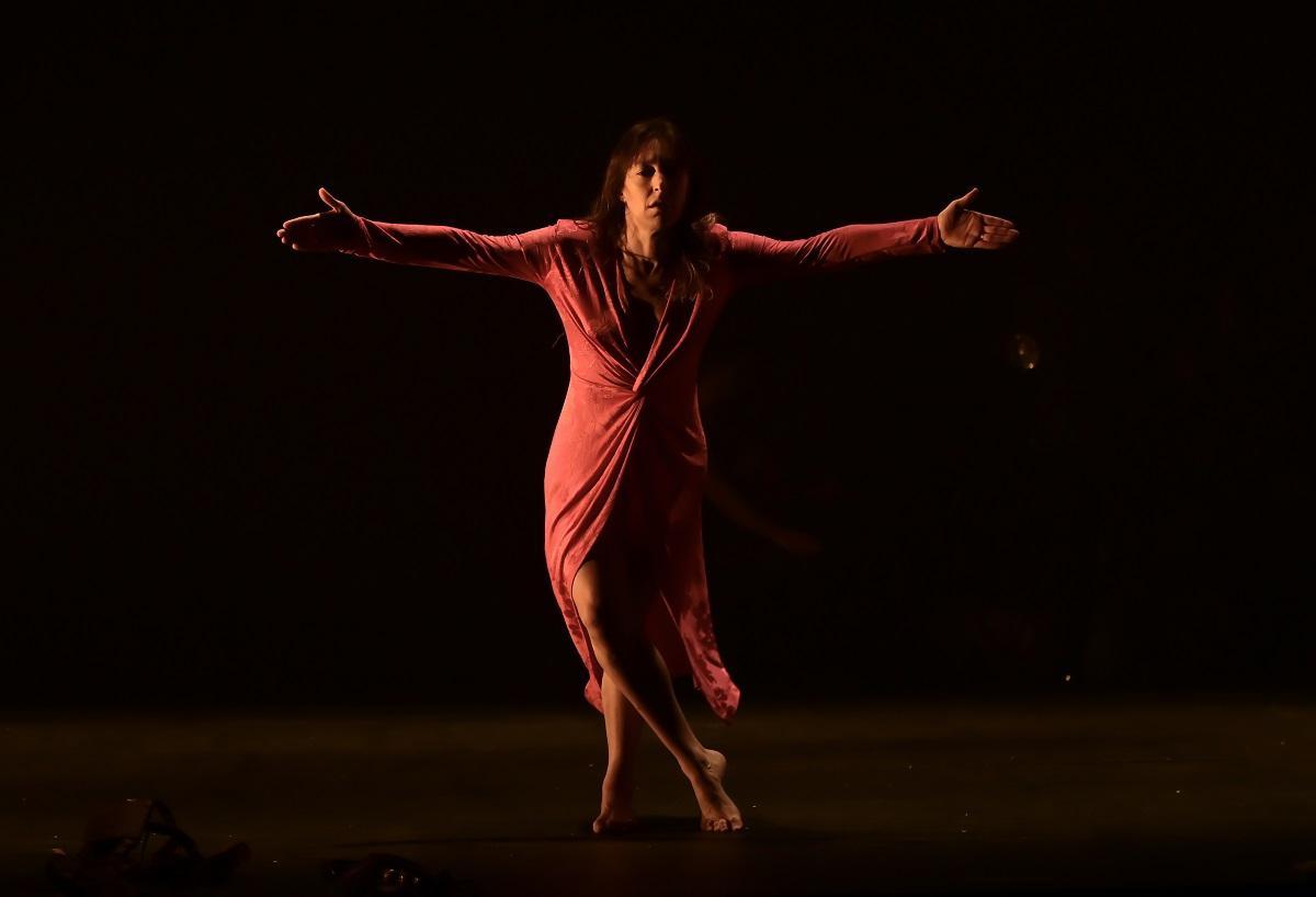Luz Arcas (compañía La Phármaco) durante su obra Mariana en el festival de danza contemporánea Dansa València