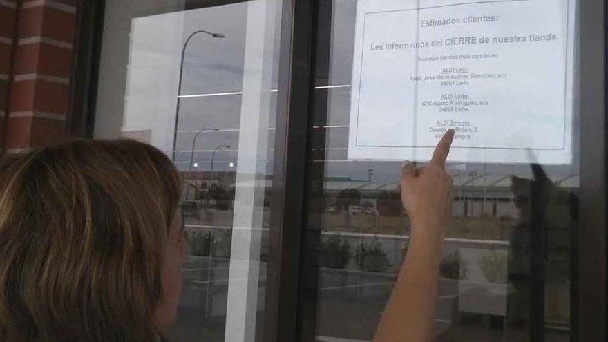 Cartel de cierre que puede verse en la puerta del supermercado en Benavente.