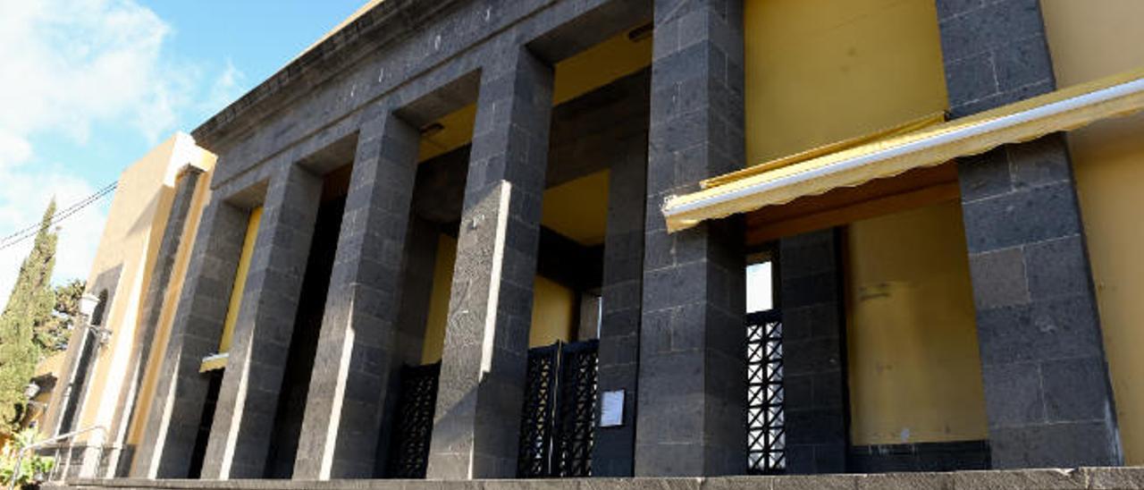 Fachada del cementerio de San Lázaro el pasado lunes, cerrado por el estado de alarma y sin puesto de flores.