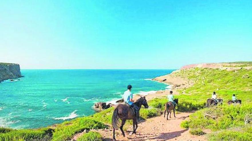 La ruta puede realizarse a caballo rodeando la costa.  | FOMENT TURISME DE MENORCA