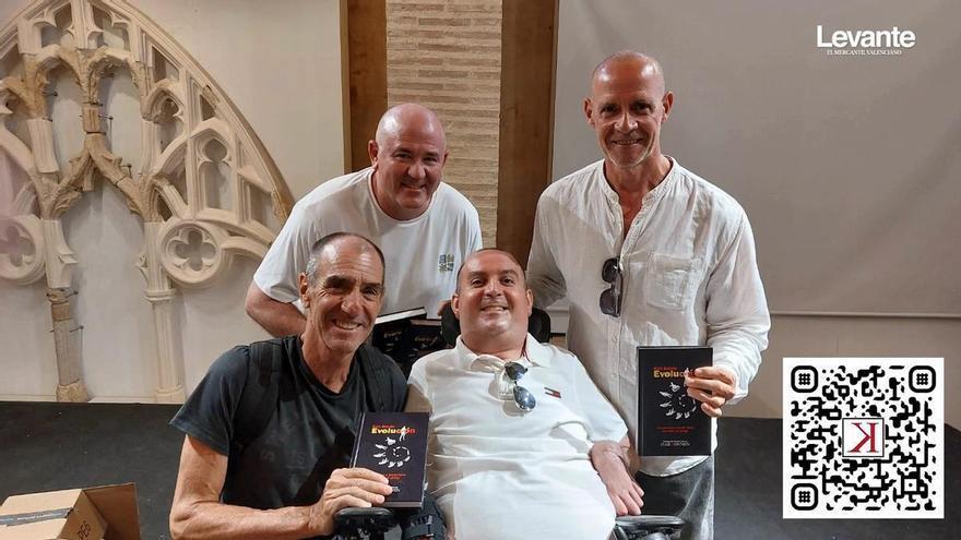 Simat de la Valldigna se vuelca con Rafa Botella, un vecino tetrapléjico desde hace más de veinte años, en la presentación de su primer libro