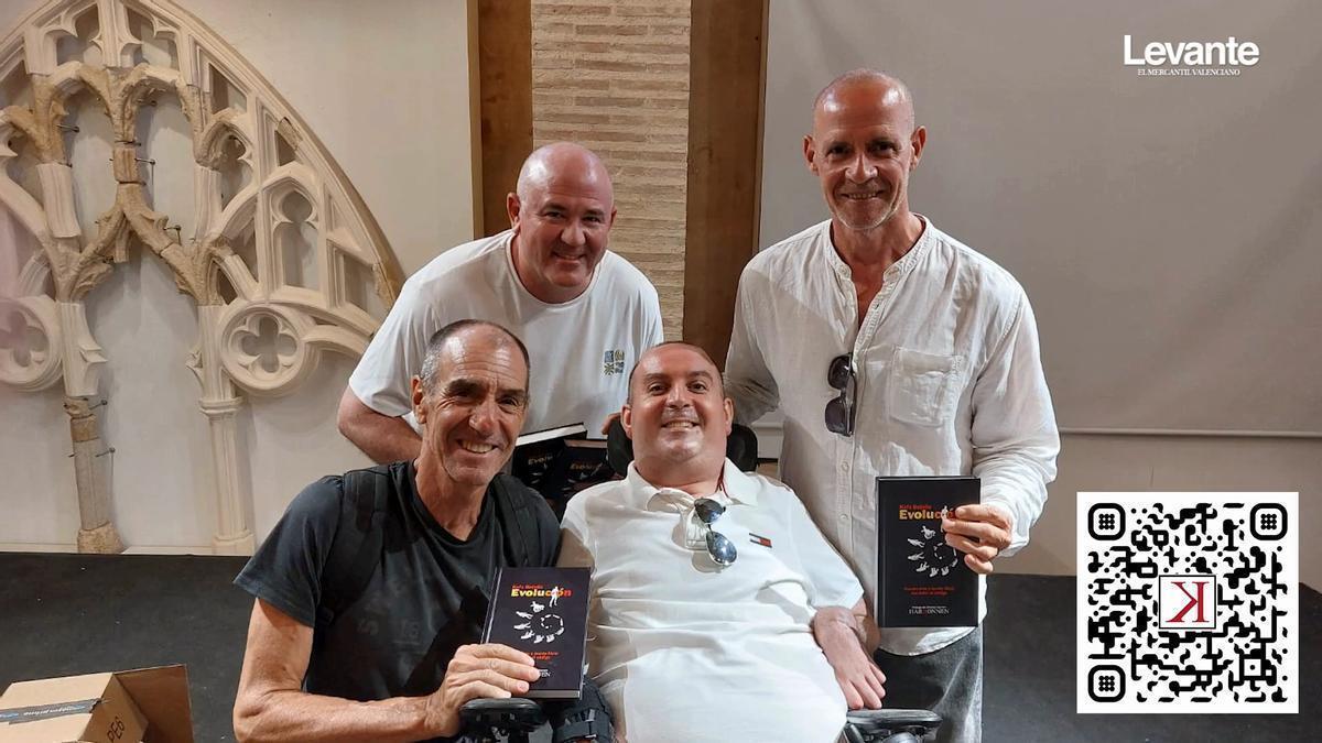 Simat de la Valldigna se vuelca con Rafa Botella, un vecino tetrapléjico desde hace más de veinte años, en la presentación de su primer libro