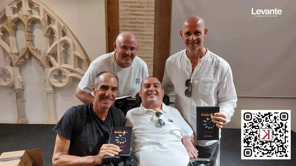 Simat de la Valldigna arropa a Rafa Botella, un vecino con tetraplejia desde hace más de veinte años, en la presentación de su primer libro