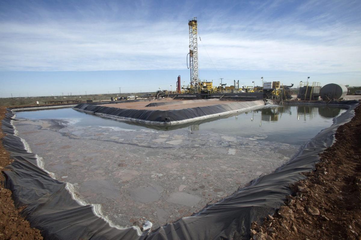 Preparación para extraer petróleo mediante fracking en un pozo de Midland (Texas).
