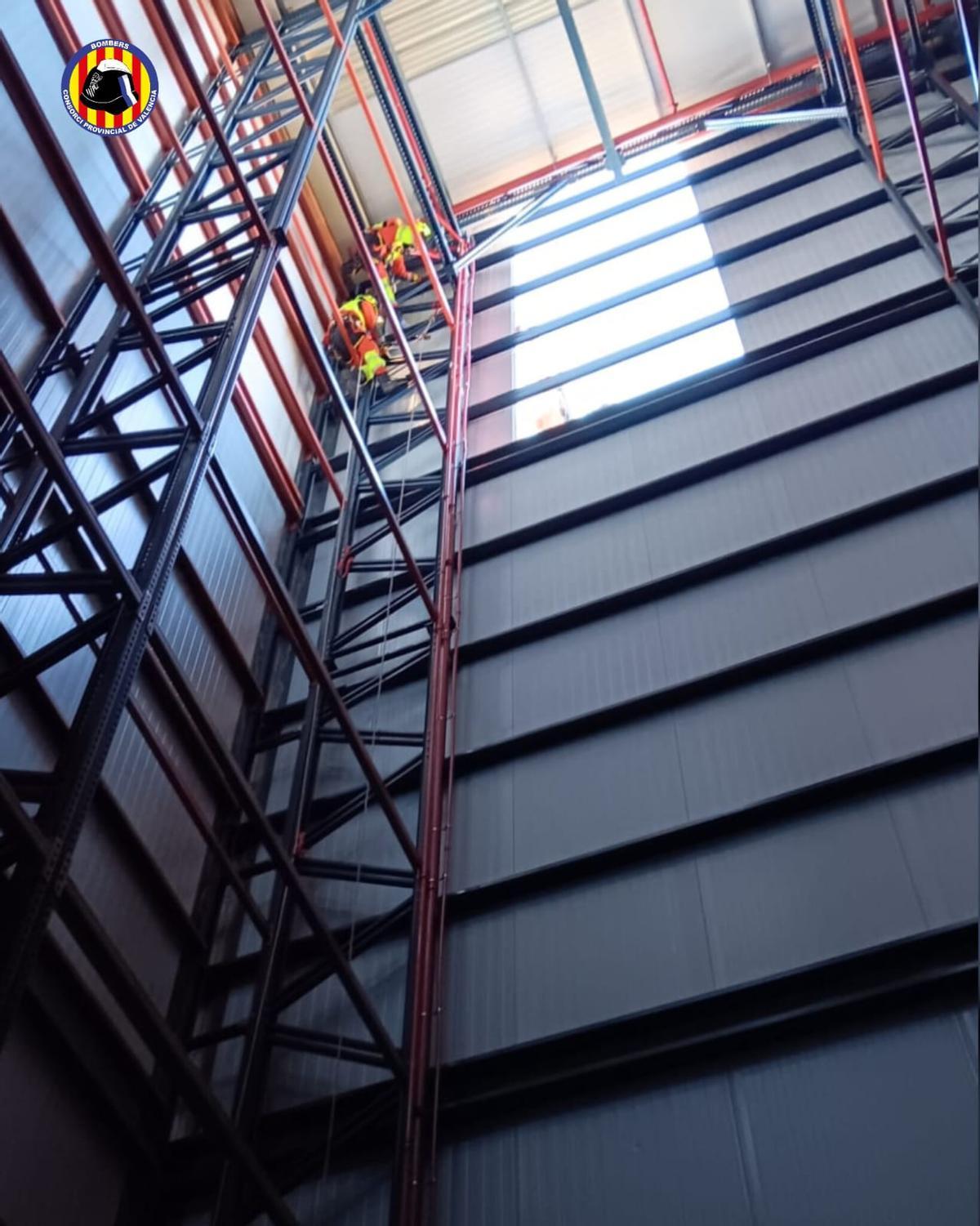 En Atzeneta d'Albaida los bomberos han trabajado en una empresa de Atzeneta d'Albaida asegurando una plancha en el interior.