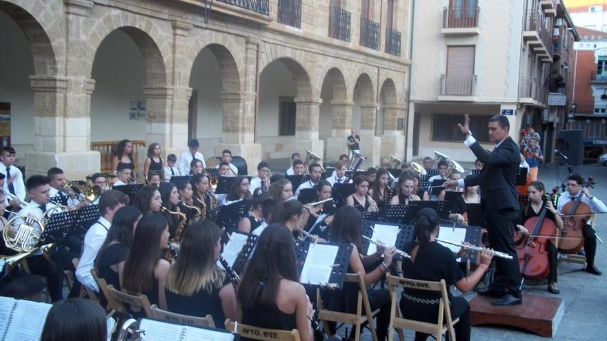 López Cid dirigiengo a la Banda de Música &quot;Maestro Lupi&quot; en la segund parte del XV Encuentro &quot;Ciudad de Benavente&quot;.