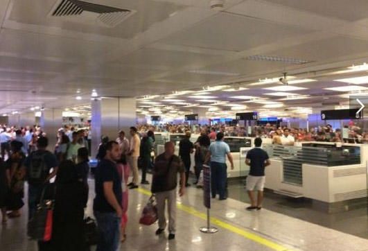 Cerca de 50 personas han muerto en un atentado contra el aeropuerto Atatürk, el mayor de Estambul.