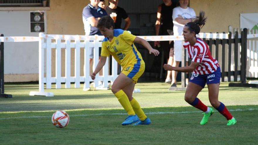 Sara Rubio controla el balón ante una jugadora del Atlético de Madrid. | ALHAMA ELPOZO