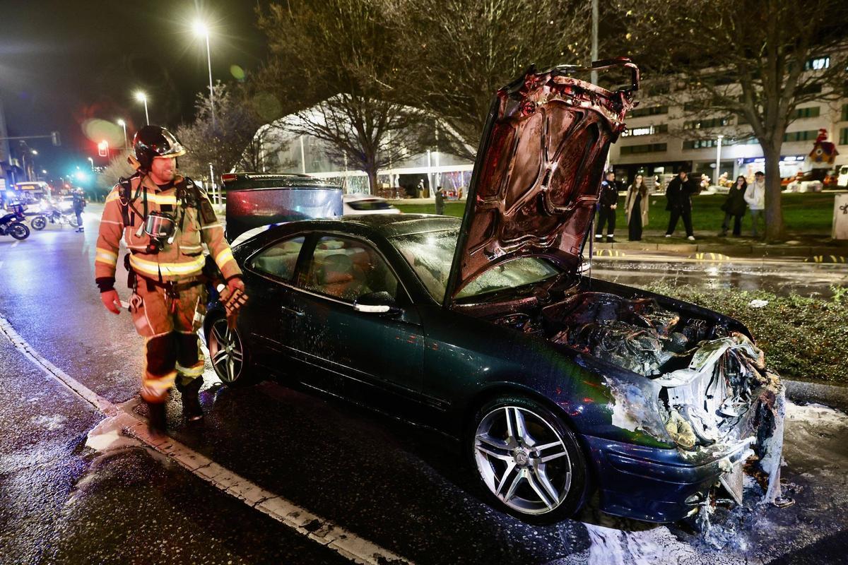 Alarma en Gijón por un coche ardiendo en la plaza del Humedal (en imágenes)