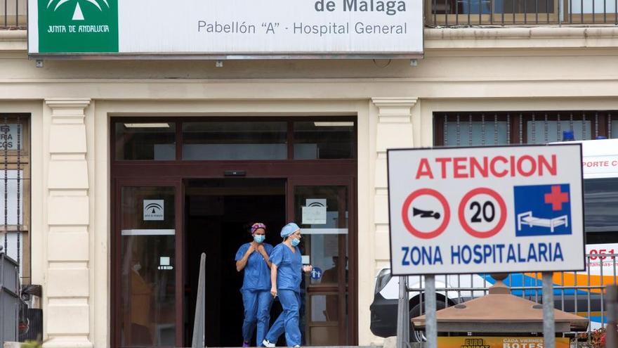 Dos sanitarias del Hospital Regional Universitario de Málaga salen del centro.