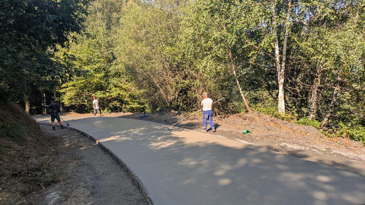 Trabajos de pavimentación de los accesos a Vega del Tallo.