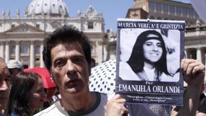 Pietro Orlandi, hermano de Emanuela Orlandi, con un cartel con su foto.