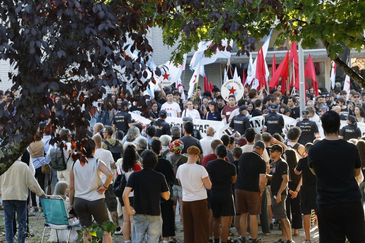 Cientos de jóvenes impiden el acto de Vox en Santiago