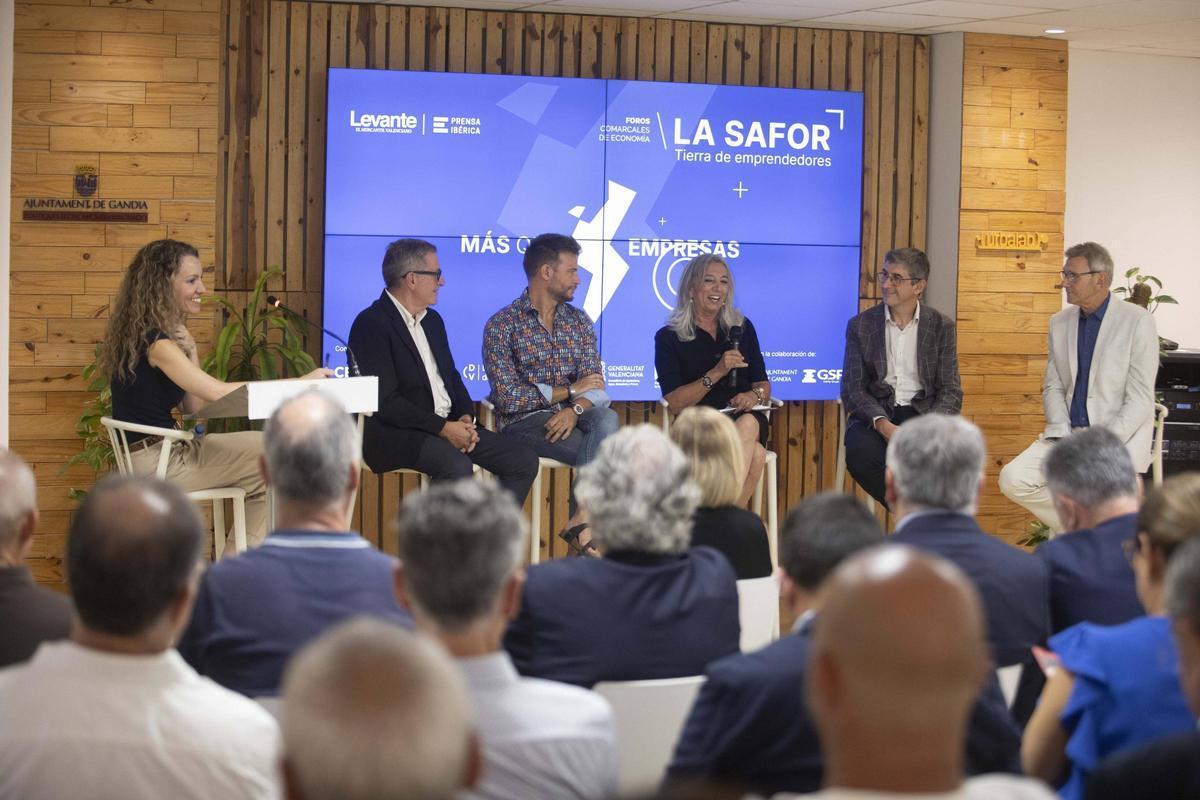 Mesa redonda, moderada por Silvia Tomás, en la que han participado Salvador Gregori, Juan Pablo Tur, Rosana Navarro, Josep Llopis y Vicente Faro.