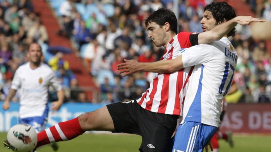 Lafita pelea un balón con el defensa del Athletic de Bilbao Andoni Iraola.