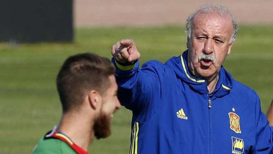 Del Bosque da órdenes a Sergio Ramos en el entrenamiento. // Efe