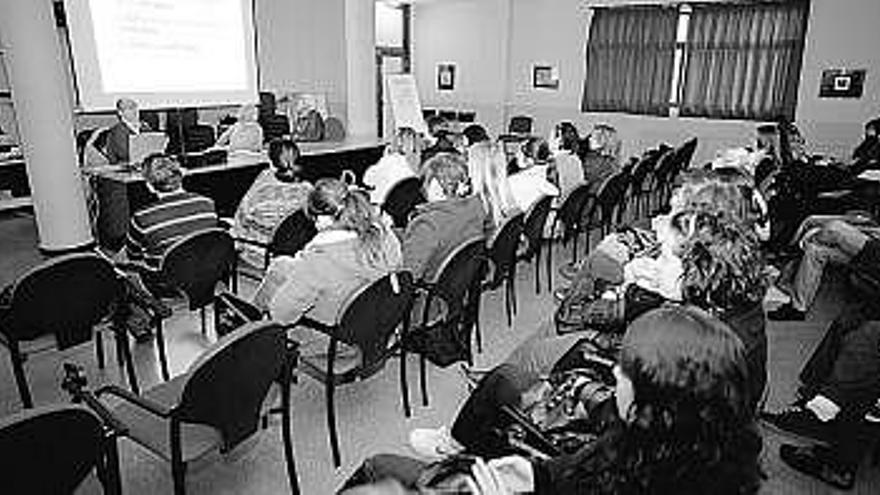 Asistentes a la charla en el salón de actos del Isla de la Deva.