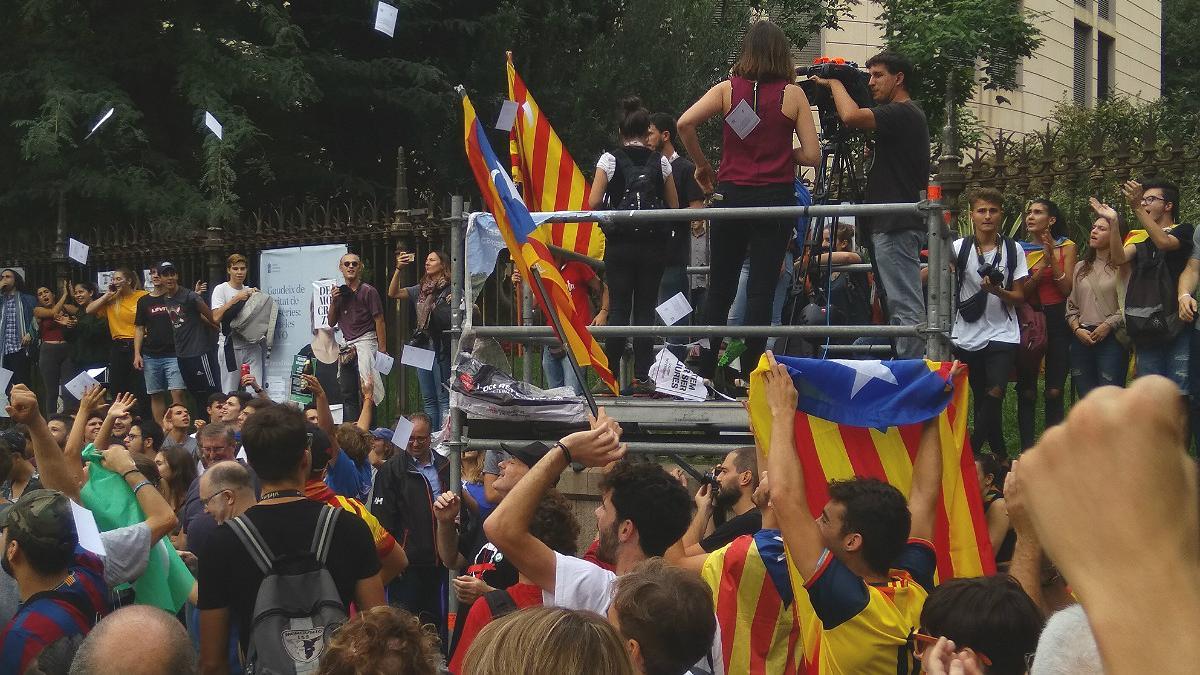 Periodistas durante un acto independentista en la plaza de la Universitat.