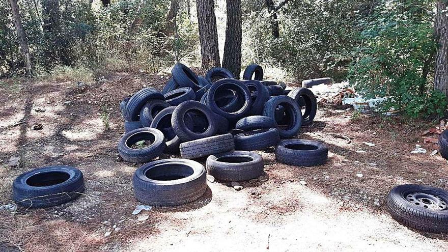 Un abocament de pneumàtics al medi natural