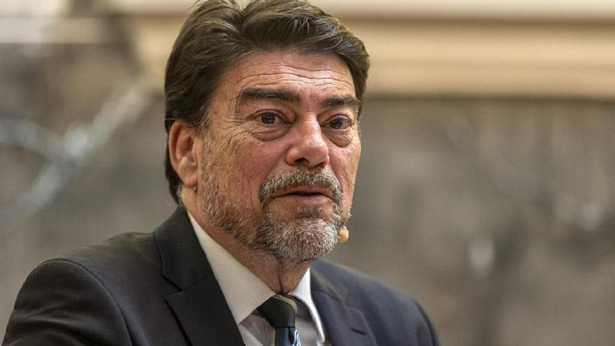 Barcala recupera a un asesor que dimitió y suma 24 cargos de confianza