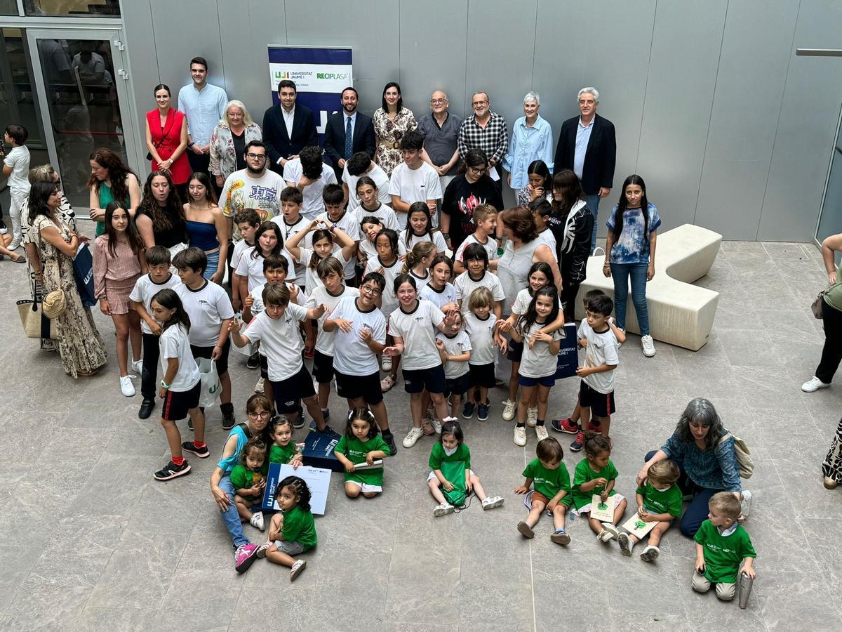 Reciplasa fomenta el reciclaje en la comunidad escolar a través de la octava edición del concurso ‘Què fem amb el fem?’.
