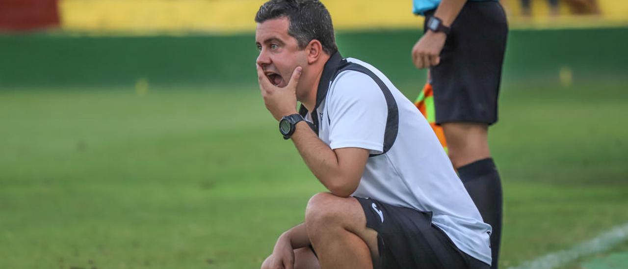 El técnico del Orihuela, Miguel Ángel Villafaina, durante un partido de esta temporada.