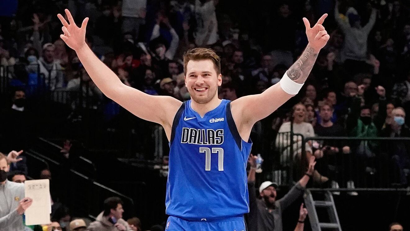 Luka Doncic celebra una canasta.