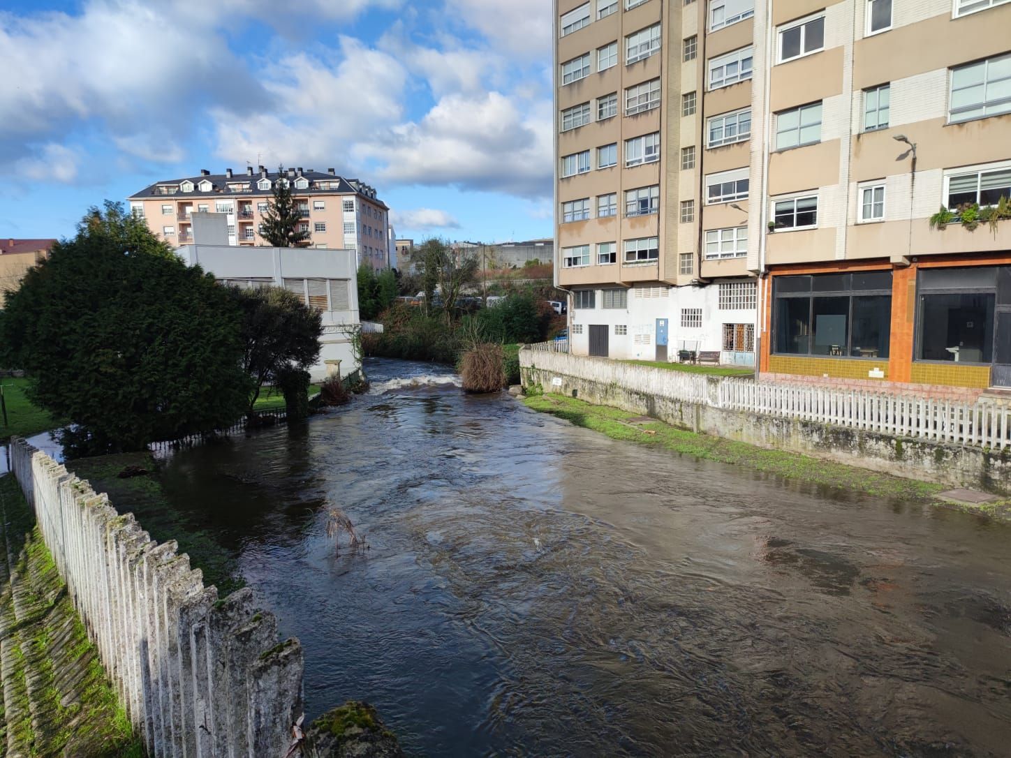 El río Mendo de Betanzos al límite de su caudal