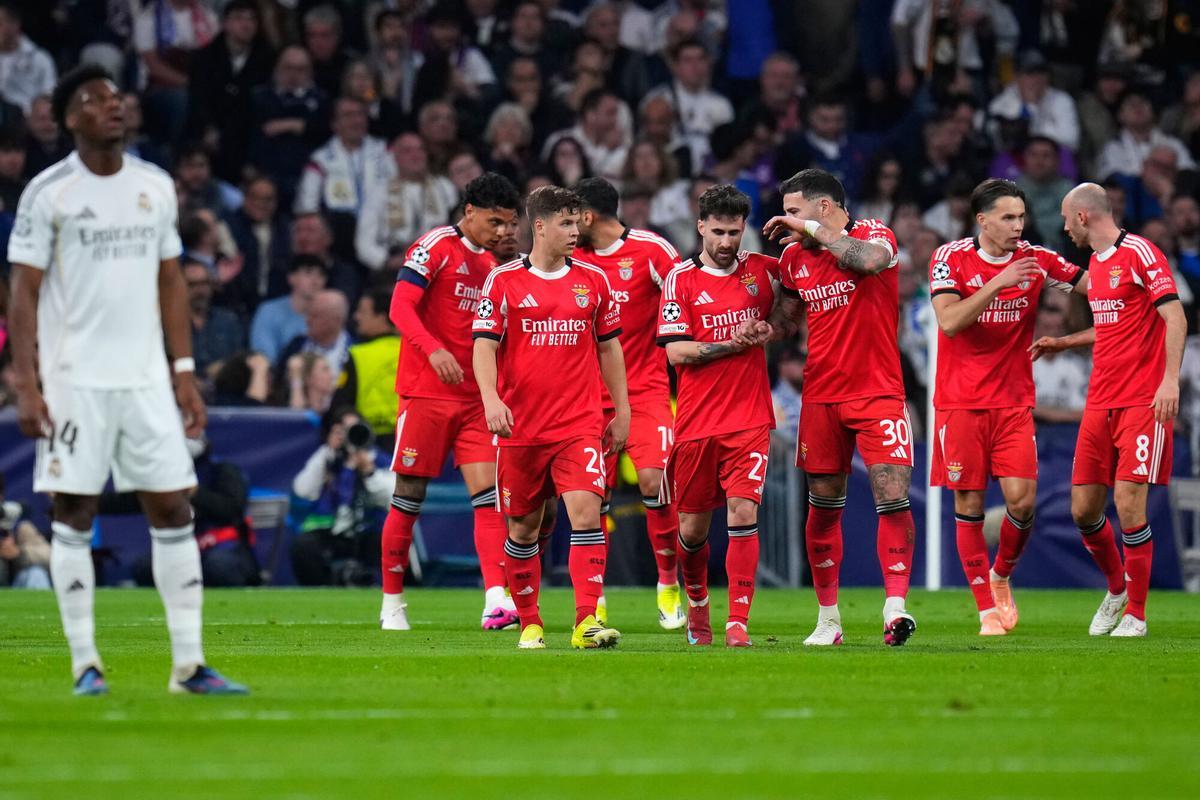 Jugadores del Benfica celebran juntos el gol de Rafa Silva.