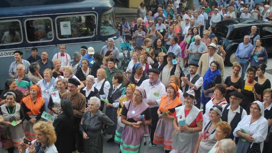 Las compañías del Salón de Teatro Costumbrista, reunidas en la plaza del antiguo Ayuntamiento para iniciar su recorrido por Candás.