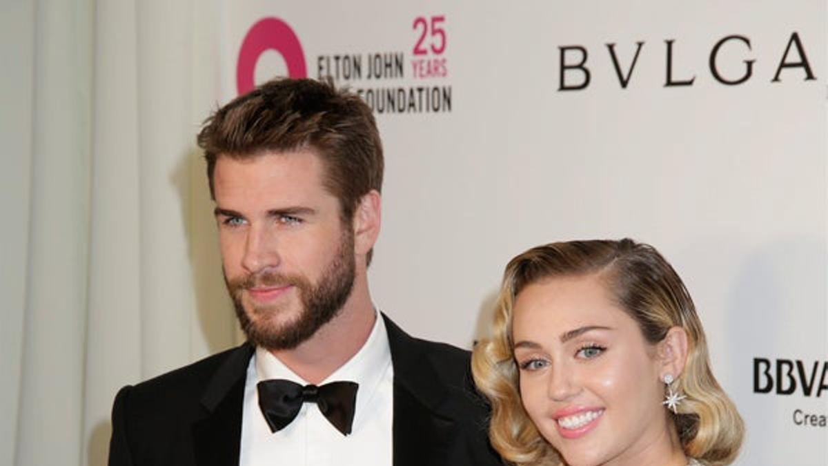 Liam Hemsworth y Miley Cyrus en la fiesta de Elton John