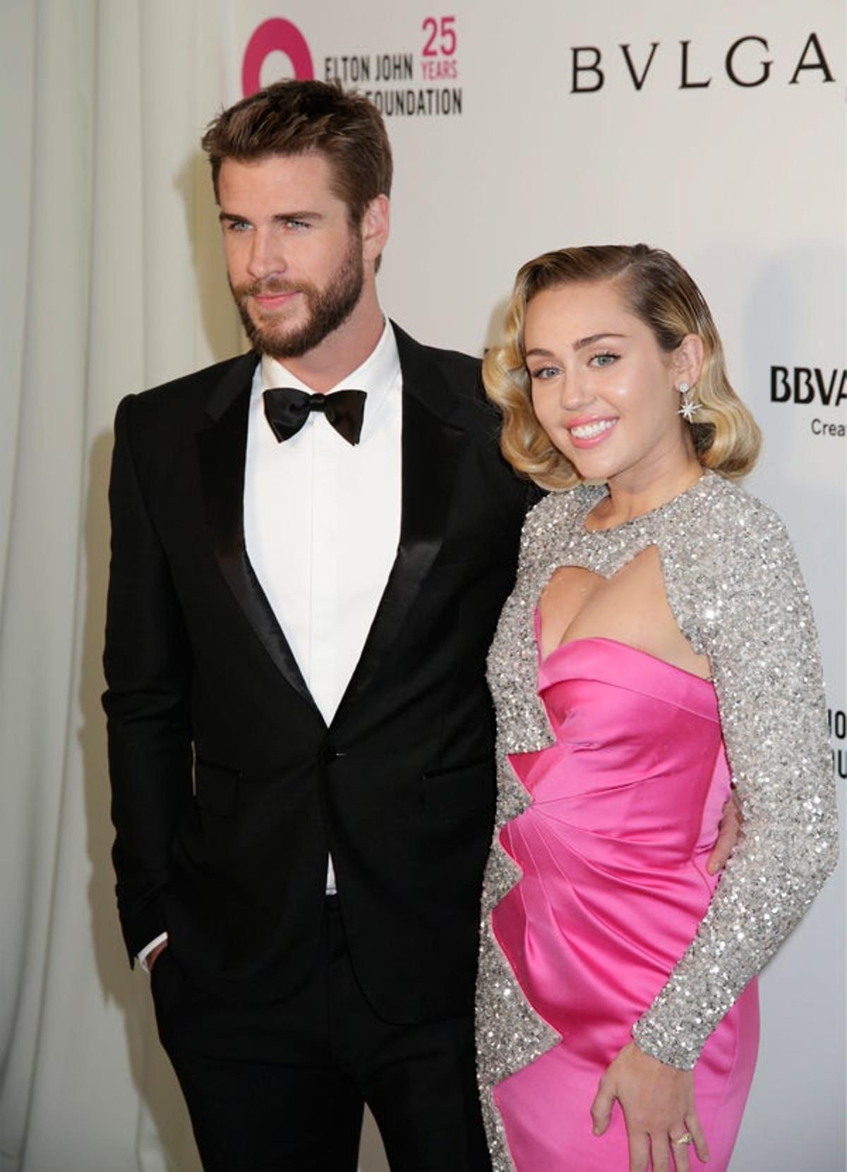 Liam Hemsworth y Miley Cyrus en la fiesta de Elton John