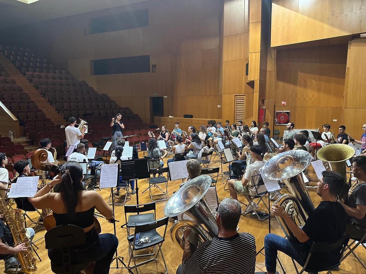 Jóvenes músicos de la federación de bandas durante un ensayo, esta semana.