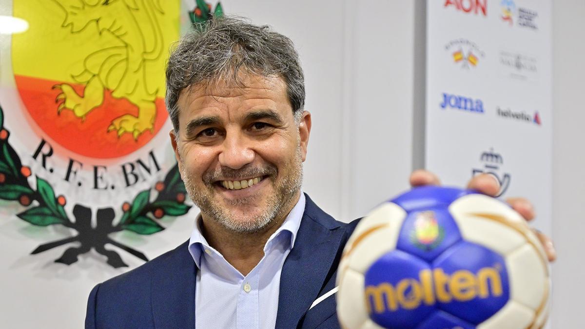 Ambros Martín sujeta un balón durante su presentación como nuevo seleccionador absoluto de balonmano femenino.
