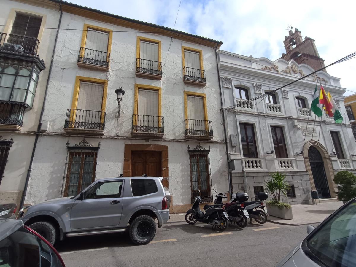 Fachada de la casa en la que vivió Rafael Alberti en Rute, justo al lado del ayuntamiento.