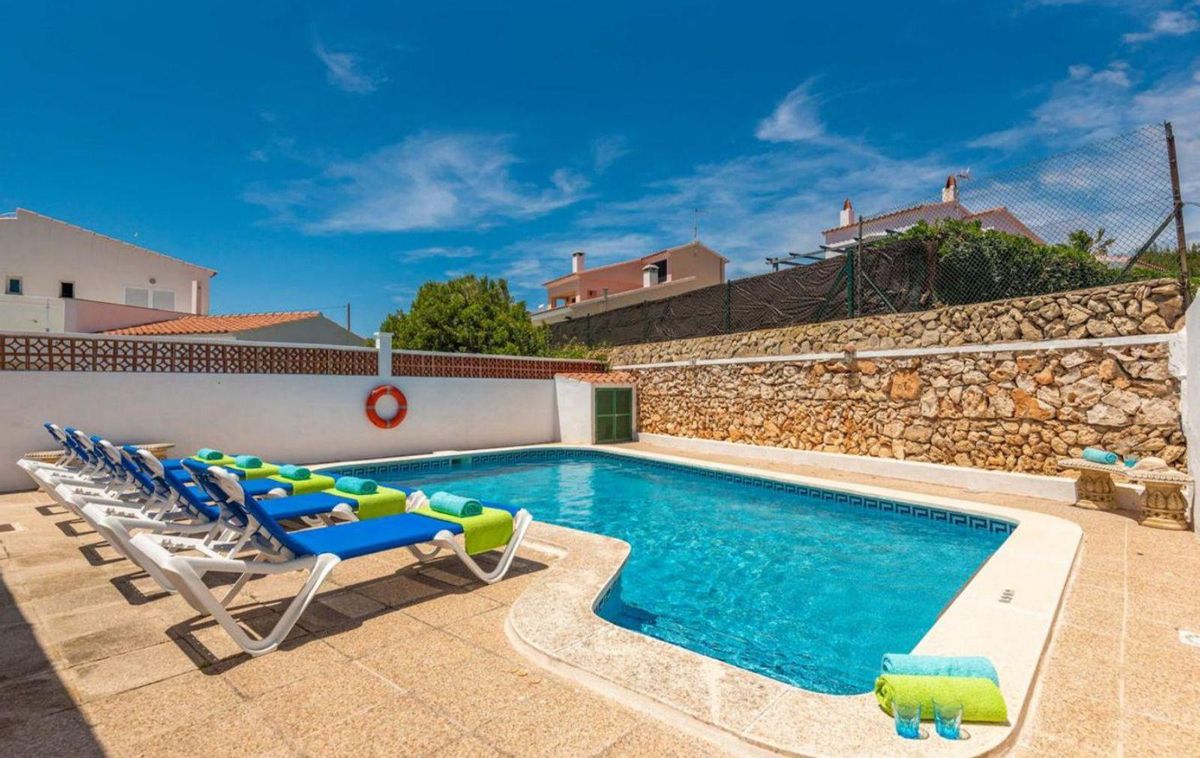 Entre las piscinas que se ofertan para el alquiler hay una gran variedad, con espacios extra como jardines o barbacoas. | L.O.