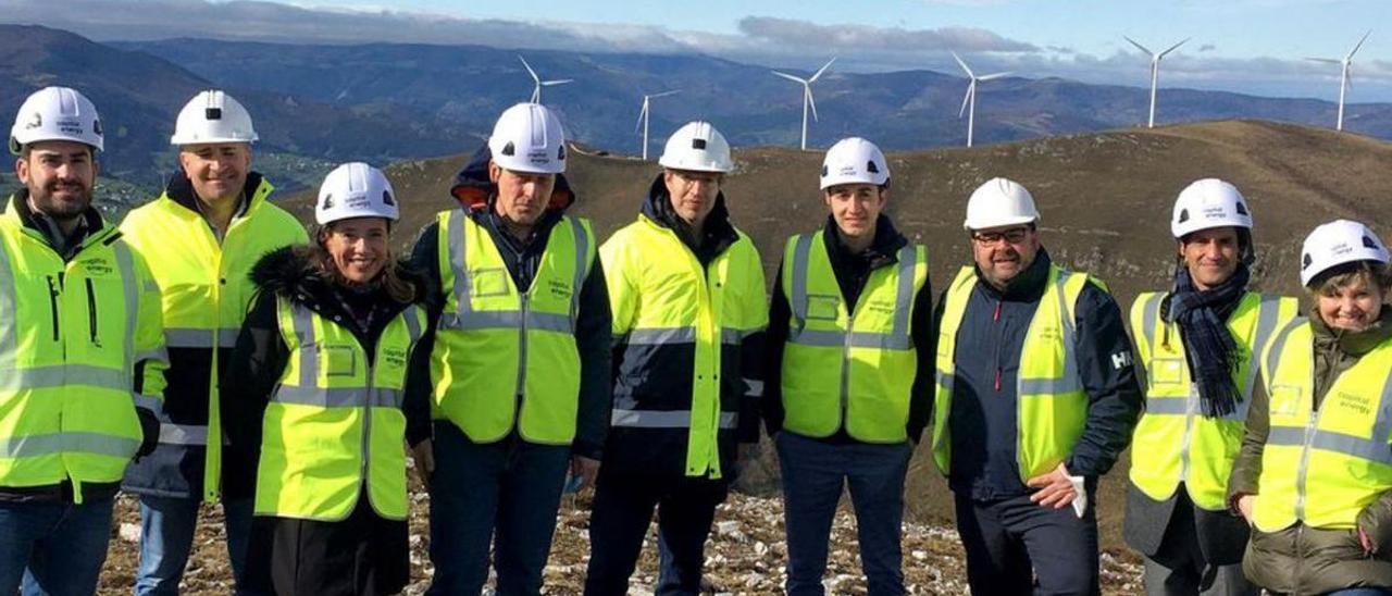 Belarmina Díaz, tercera por la izquierda, con responsables de Capital Energy y representantes de los gobiernos de Valdés, Tineo y Villayón, en Buseco.